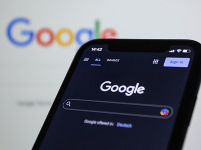 Mobile Phone mit Screen der Google Suche